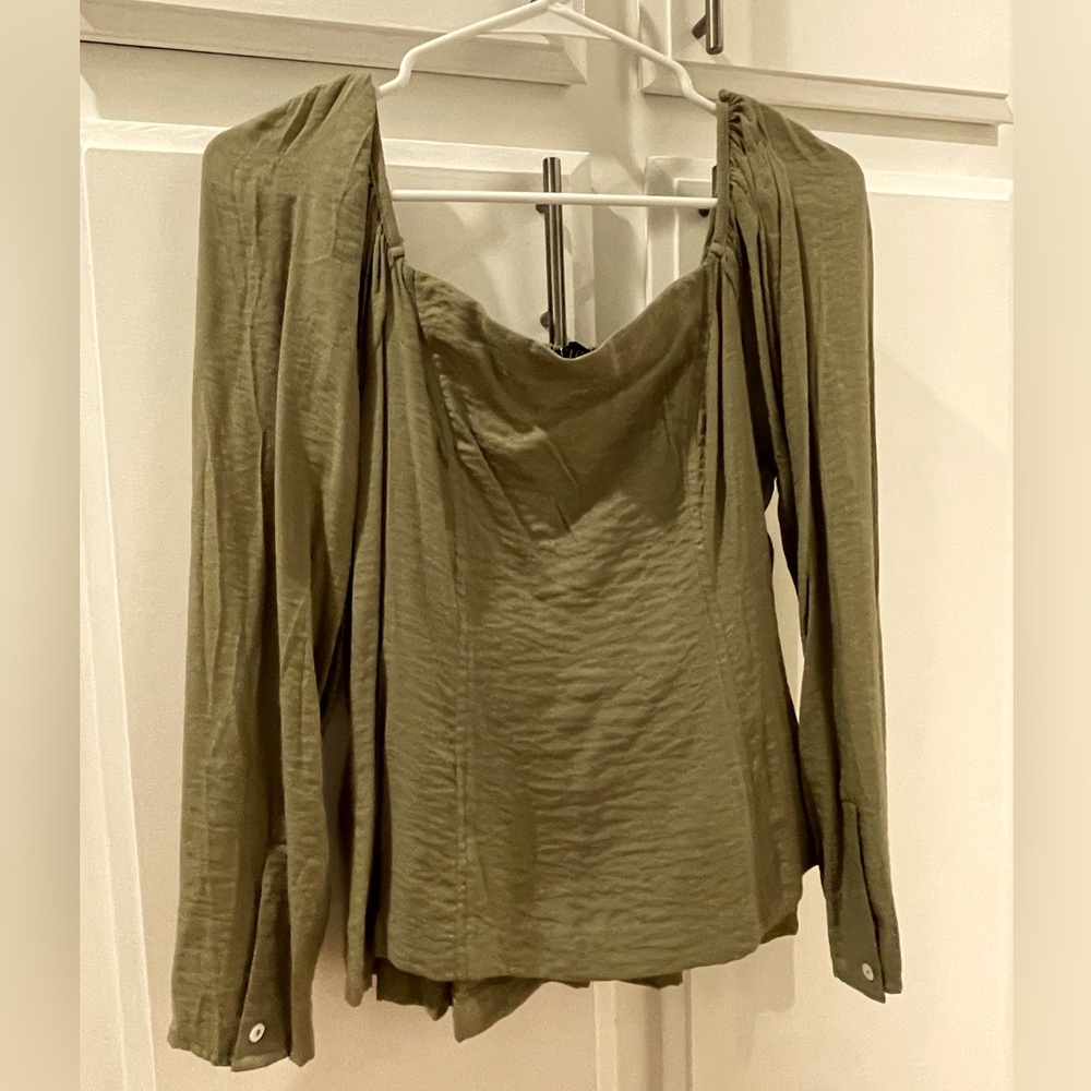 VICI woman’s olive green top, size M